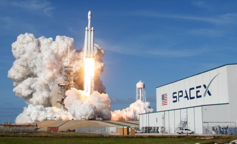 Enorme cohete de SpaceX despega con éxito en Florida en su vuelo inaugural