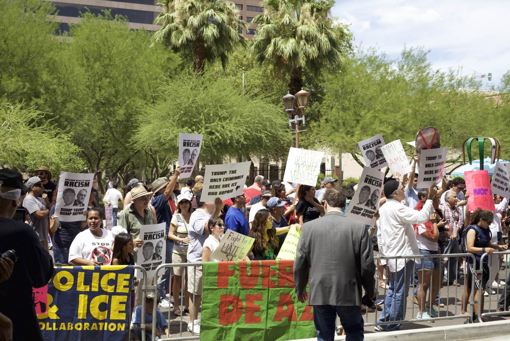 Miembros de la comunidad exigen al Consejo Municipal de Phoenix no pagar más por las visitas del presidente Trump a la ciudad Miembros de la comunidad exigen al Consejo Municipal de Phoenix no pagar más por las visitas del presidente Trump a la ciudad