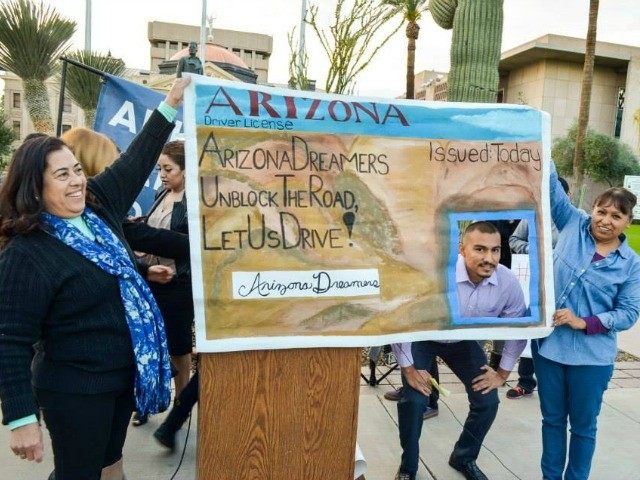 Corte Suprema de EEUU rechaza desafío de Arizona a programa “Dreamers” Corte Suprema de EEUU rechaza desafío de Arizona a programa “Dreamers”