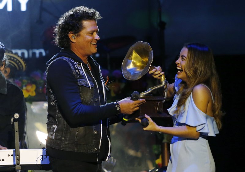 Carlos Vives entrega beca a joven cantante colombiana Carlos Vives entrega beca a joven cantante colombiana