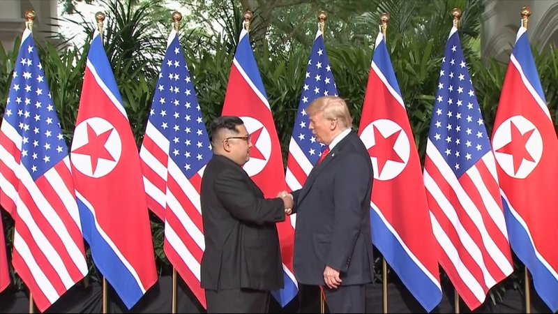 Trump y Kim se dan la mano al inicio de histórica cumbre entre líderes EEUU y Corea del Norte Trump y Kim se dan la mano al inicio de histórica cumbre entre líderes EEUU y Corea del Norte
