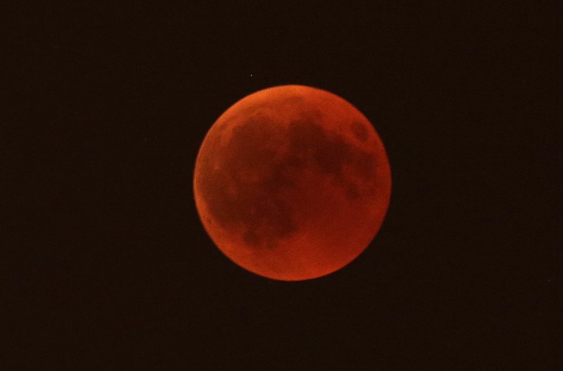 El mundo observa el eclipse lunar más largo del siglo El mundo observa el eclipse lunar más largo del siglo