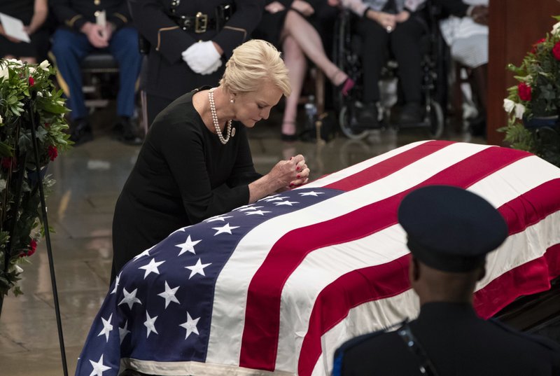 Rinden tributo a John McCain como padre, esposo, amigo, héroe y servidor público Rinden tributo a John McCain como padre, esposo, amigo, héroe y servidor público