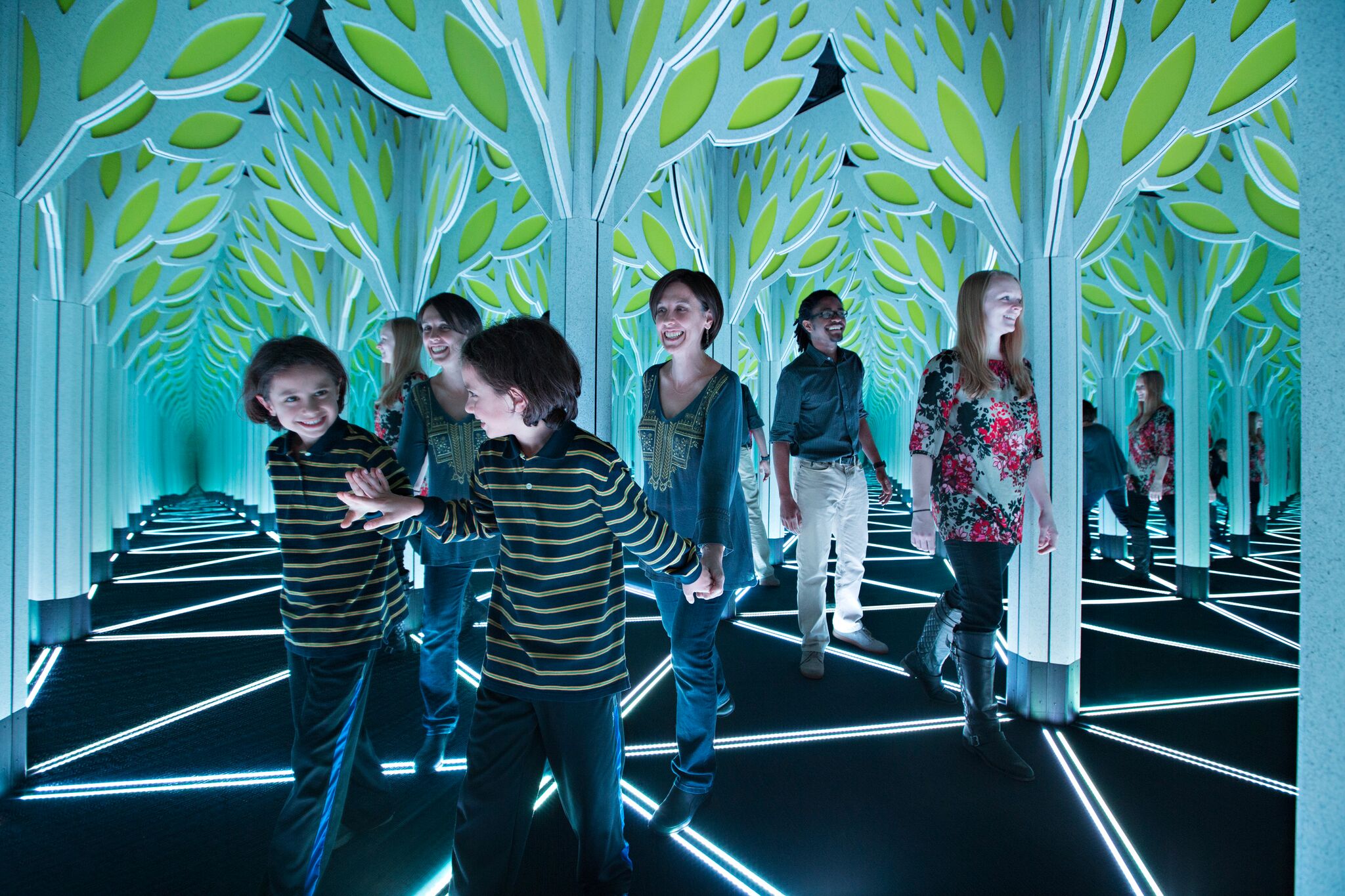 RECOMENDADO LOCAL : “A Mirror Maze: Numbers in Nature”, un mundo más allá de los espejos, hasta el 4 de septiembre en Arizona Science Center RECOMENDADO LOCAL : “A Mirror Maze: Numbers in Nature”, un mundo más allá de los espejos, hasta el 4 de septiembre en Arizona Science Center
