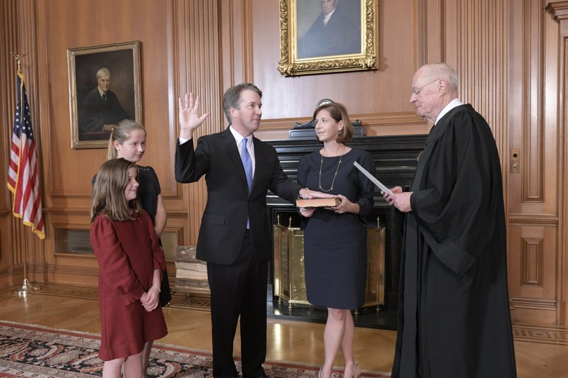 Kavanaugh es investido juez de Corte Suprema tras polémica