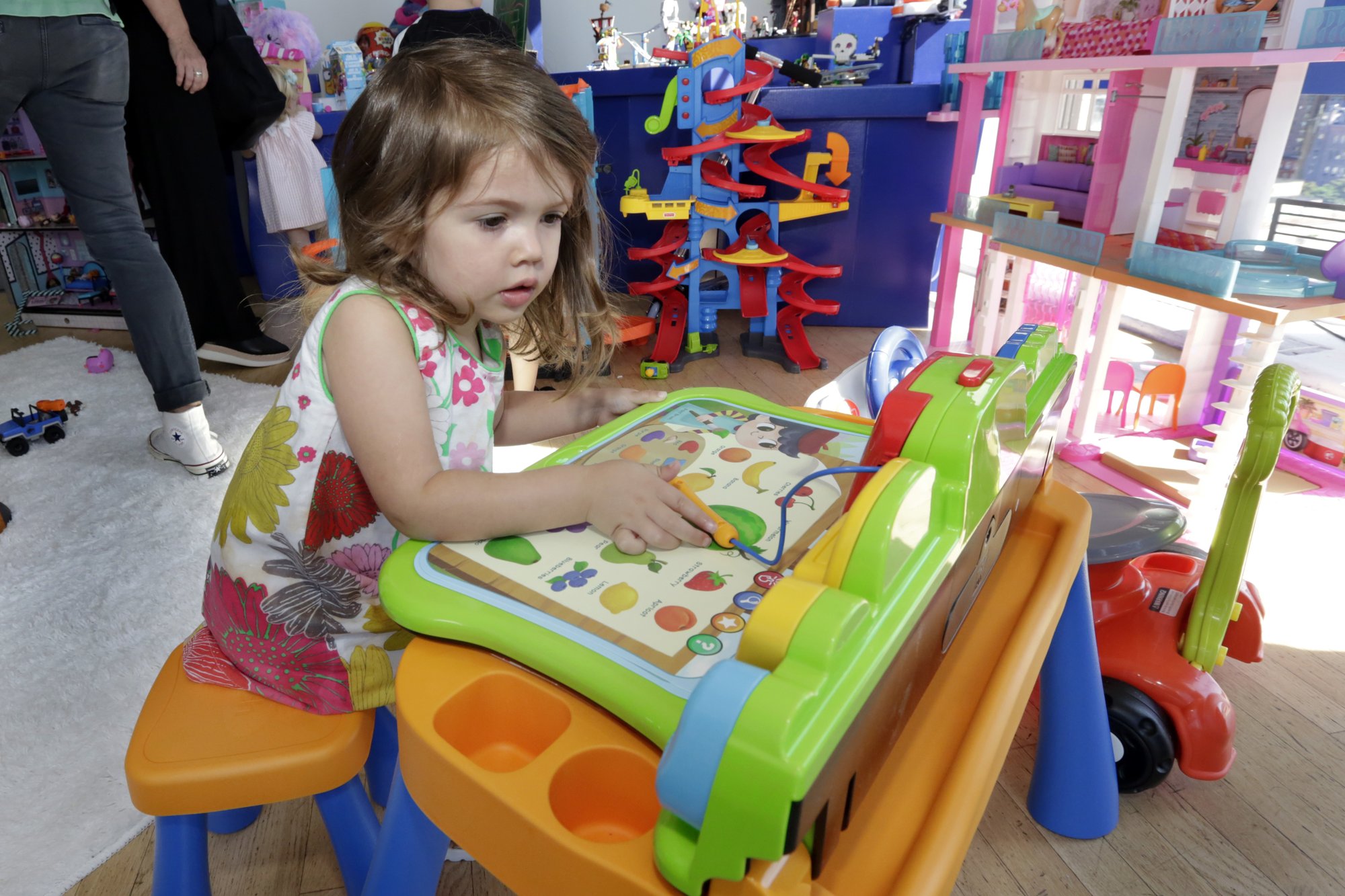 Tras salida de Toys R Us, cadenas intensifican competencia