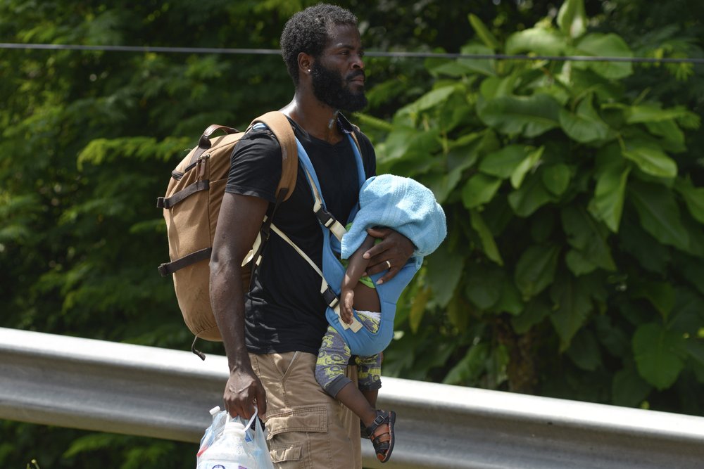Cientos de migrantes esperan hacinados en México