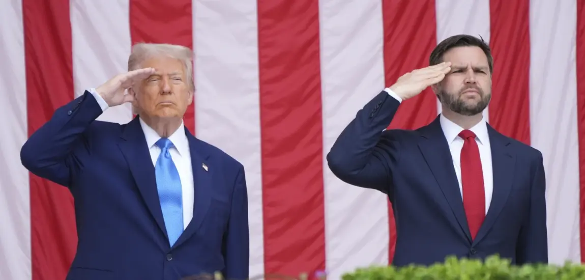 Trump conmemora el Día de los Caídos en Guerras en el Cementerio Nacional de Arlington Trump conmemora el Día de los Caídos en Guerras en el Cementerio Nacional de Arlington