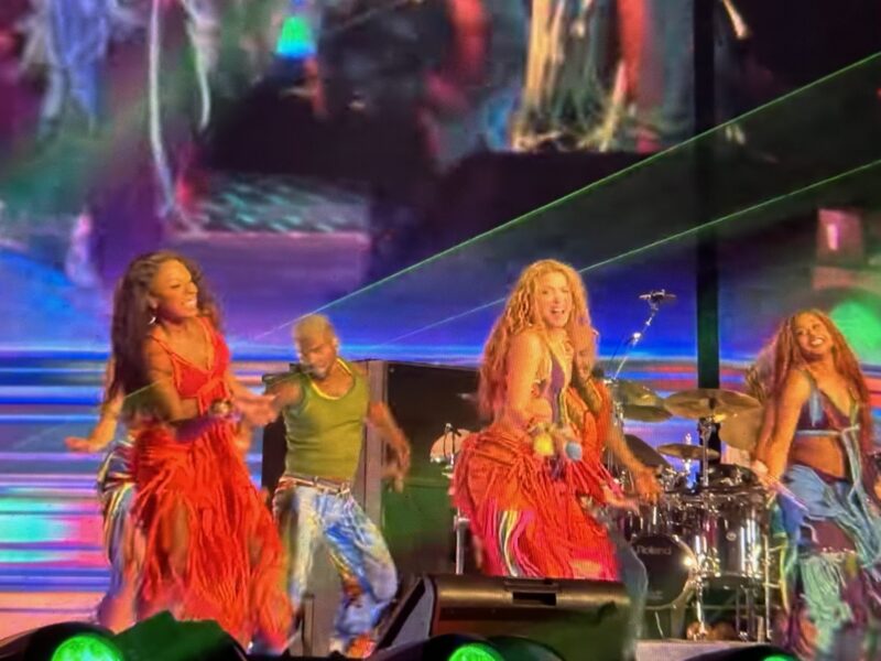 El escenario diseñado especialmente para esta gira en arenas, contaba con una pasarela en forma de diamante, pantallas gigantes, efectos CGI y bloques temáticos