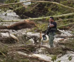 Tercer día de búsqueda de desaparecidos tras inundaciones en Texas