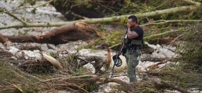 Tercer día de búsqueda de desaparecidos tras inundaciones en Texas